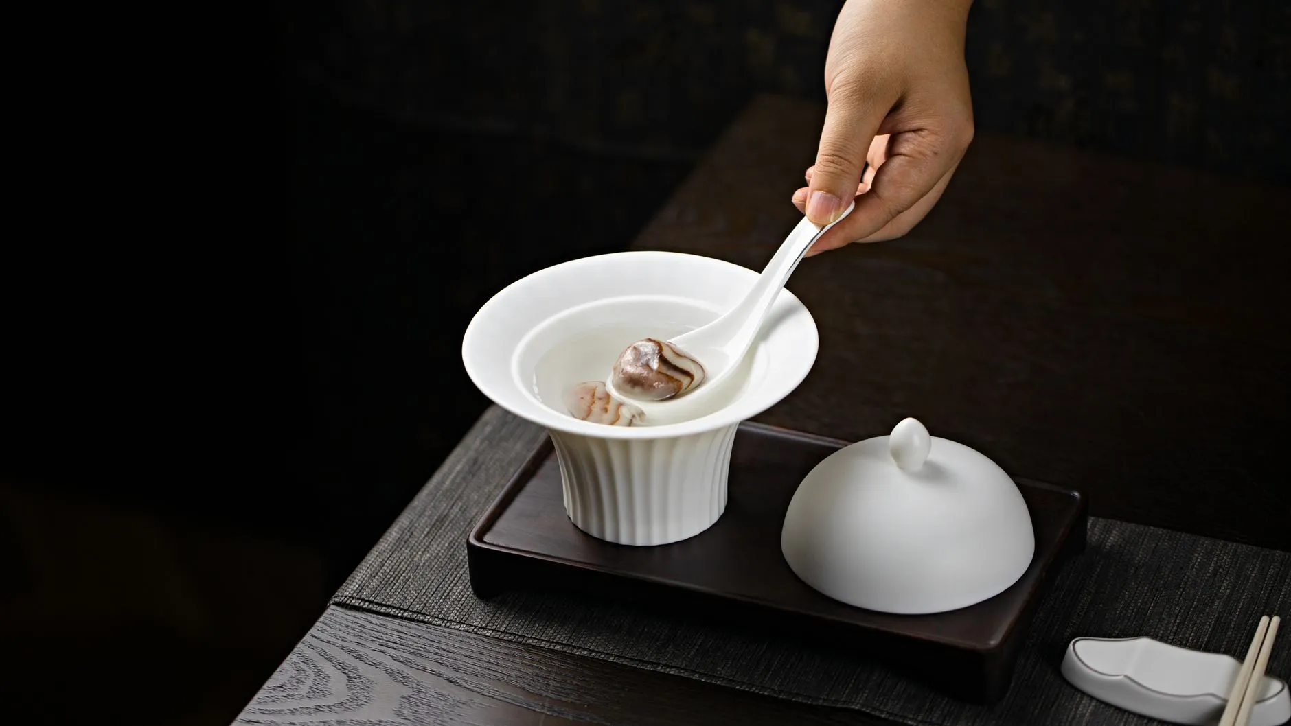 食品级保鲜盒材料对比：PP、玻璃与硅胶密封罐的适用场景解析