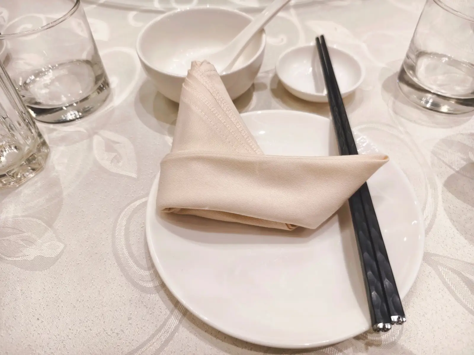 食品级密封罐材质对比：玻璃瓶与塑料保鲜盒的密封性能与适用场景解析