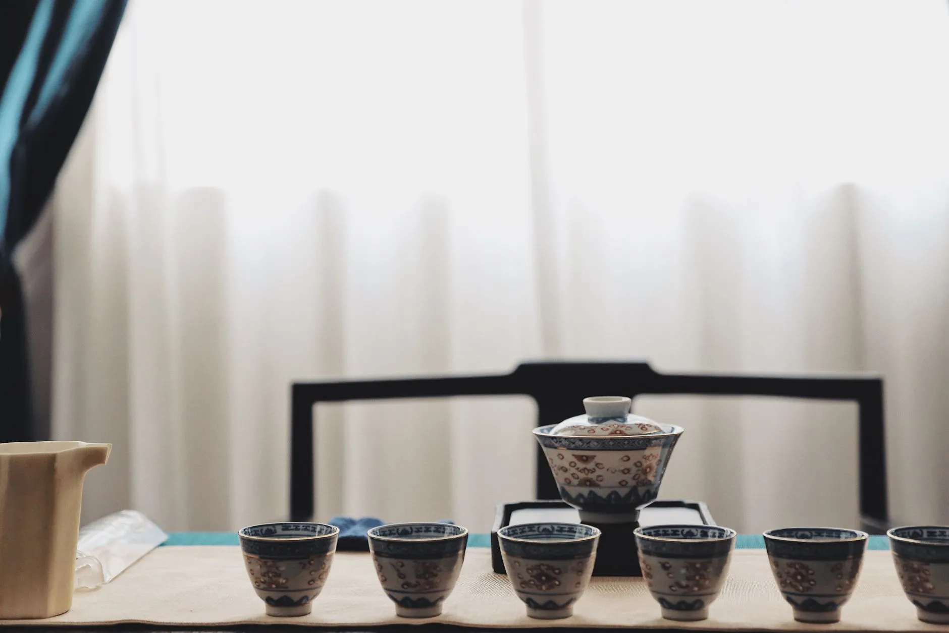 食品级密封罐与保鲜盒材质对比：玻璃瓶和塑料储物罐的选型指南